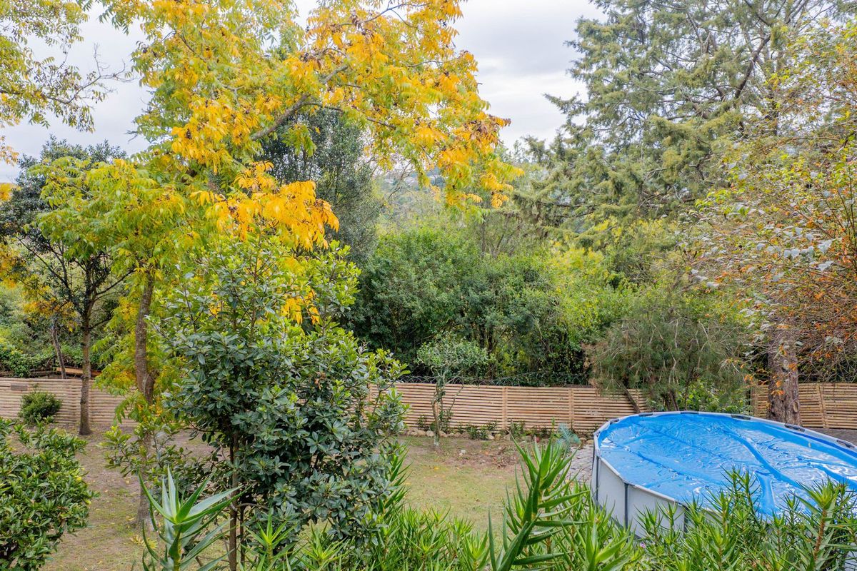 Inviting Wooden Home with Lush Garden & Separate Flat - Photo 5