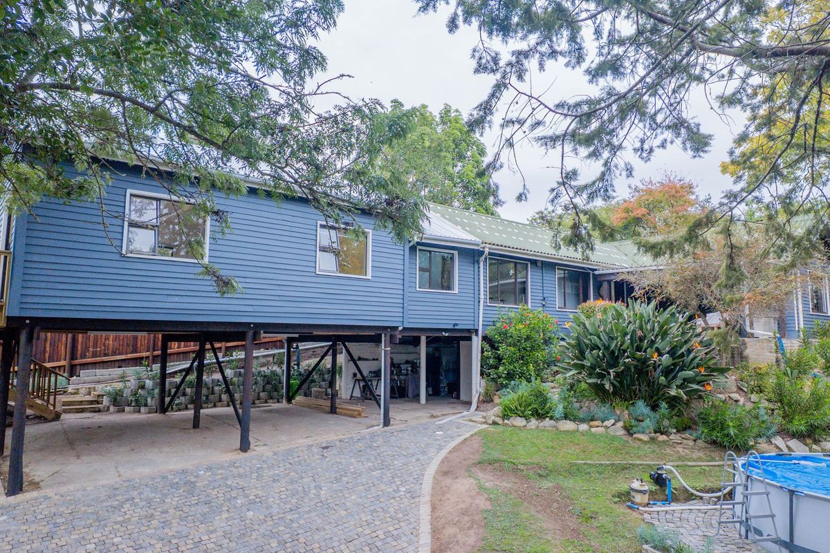 Inviting Wooden Home with Lush Garden & Separate Flat - Photo 2