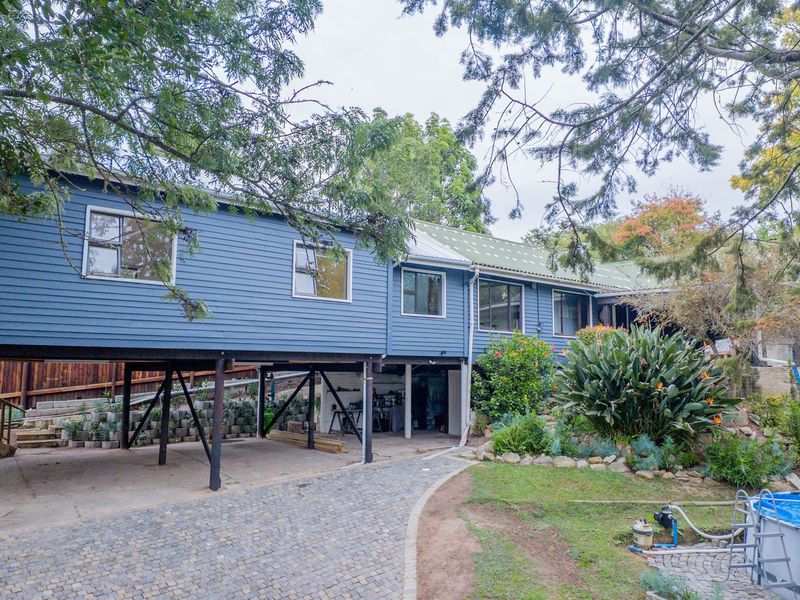 Inviting Wooden Home with Lush Garden & Separate Flat - Photo 2