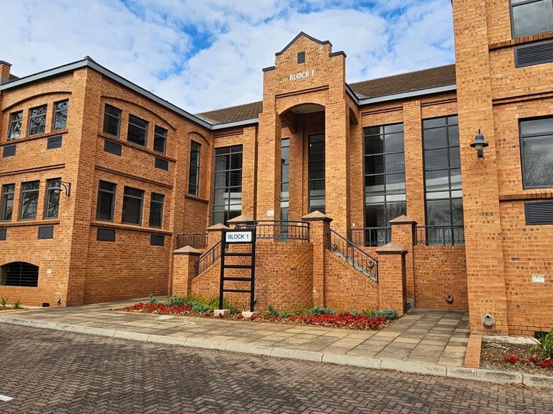 Unlock Productivity with the Perfect Office – 190m2 TO LET - Photo 3