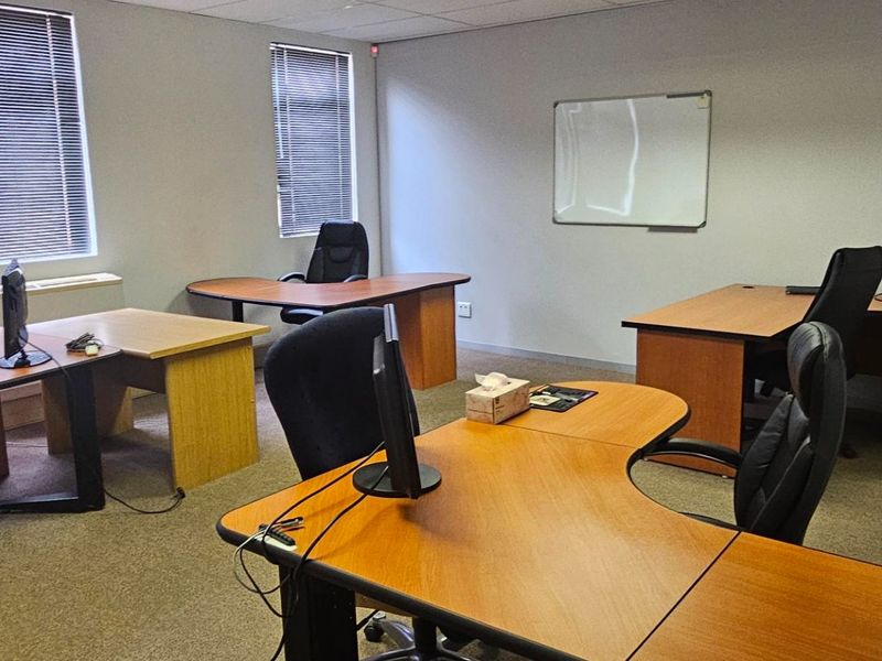 Unlock Productivity with the Perfect Office – 190m2 TO LET - Photo 8