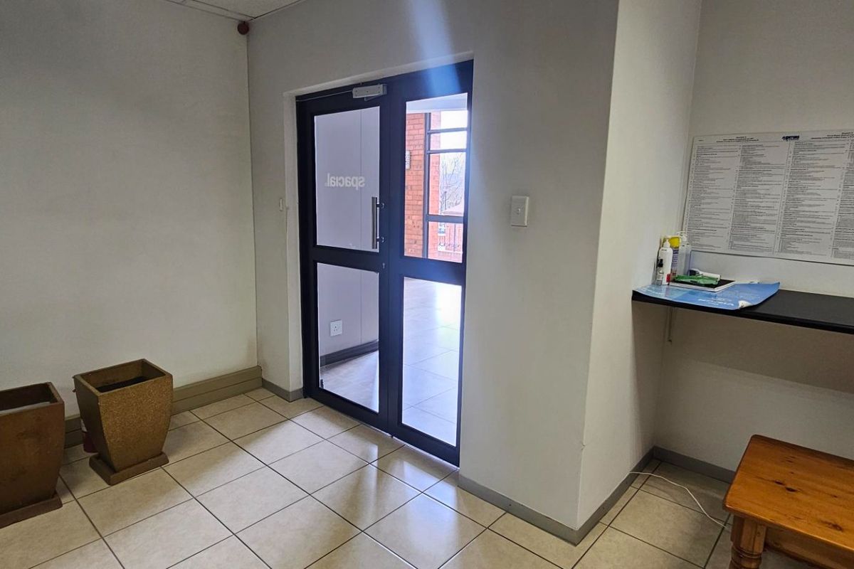 Unlock Productivity with the Perfect Office – 190m2 TO LET - Photo 4