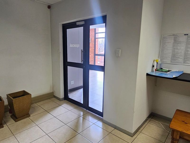 Unlock Productivity with the Perfect Office – 190m2 TO LET - Photo 4