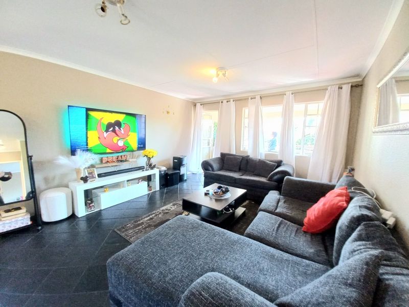 Stylish 2-Bedroom Upstairs Apartment in Sought-After Eden Glen with Scenic Balcony and Top-Tier Lifestyle Amenities! - Photo 4