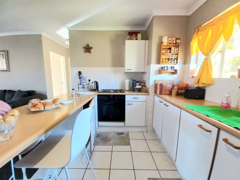 Stylish 2-Bedroom Upstairs Apartment in Sought-After Eden Glen with Scenic Balcony and Top-Tier Lifestyle Amenities! - Photo 5