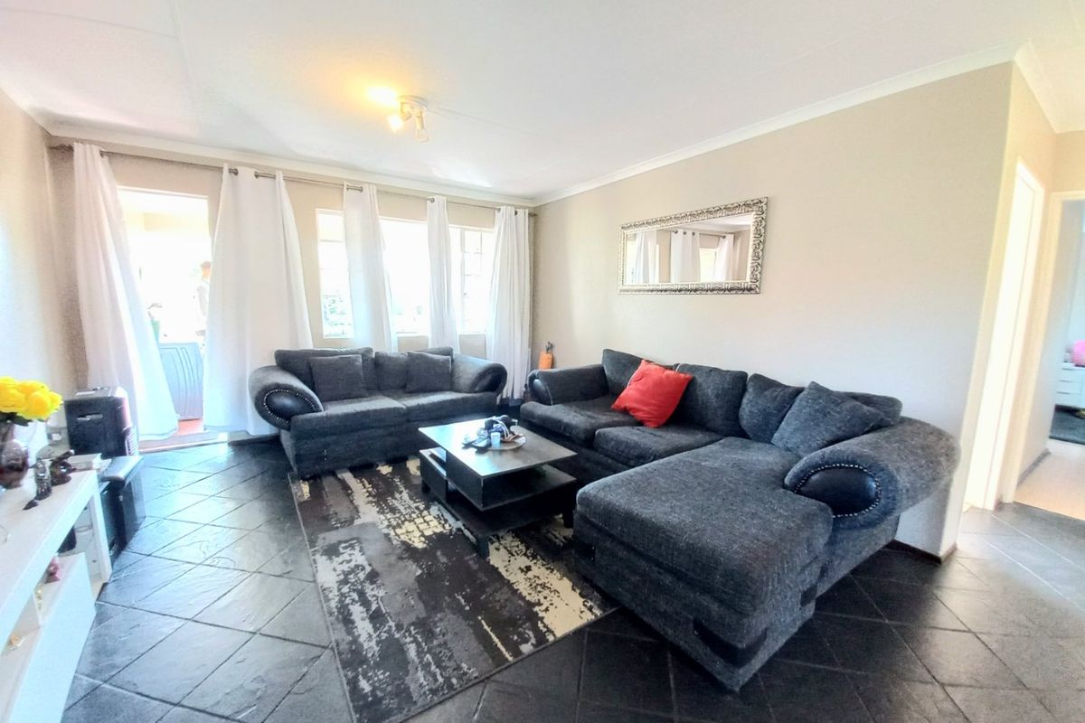 Stylish 2-Bedroom Upstairs Apartment in Sought-After Eden Glen with Scenic Balcony and Top-Tier Lifestyle Amenities! - Photo 3