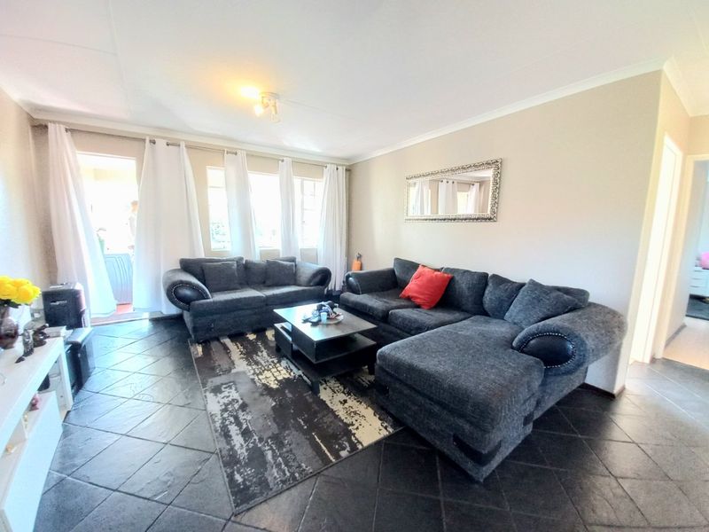 Stylish 2-Bedroom Upstairs Apartment in Sought-After Eden Glen with Scenic Balcony and Top-Tier Lifestyle Amenities! - Photo 3