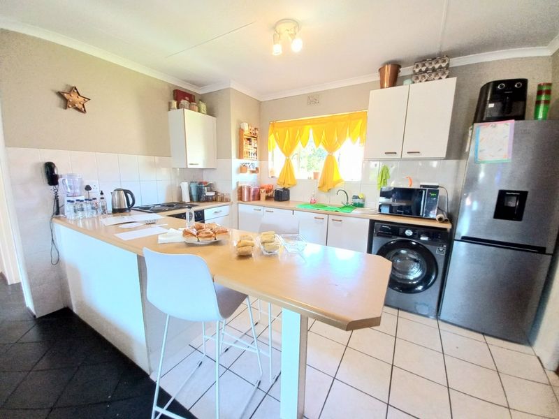 Stylish 2-Bedroom Upstairs Apartment in Sought-After Eden Glen with Scenic Balcony and Top-Tier Lifestyle Amenities! - Photo 6