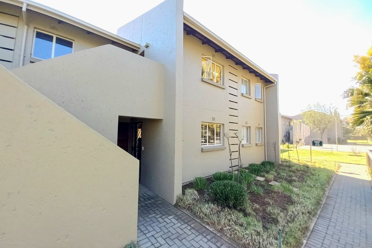 Stylish 2-Bedroom Upstairs Apartment in Sought-After Eden Glen with Scenic Balcony and Top-Tier Lifestyle Amenities! - Photo 2