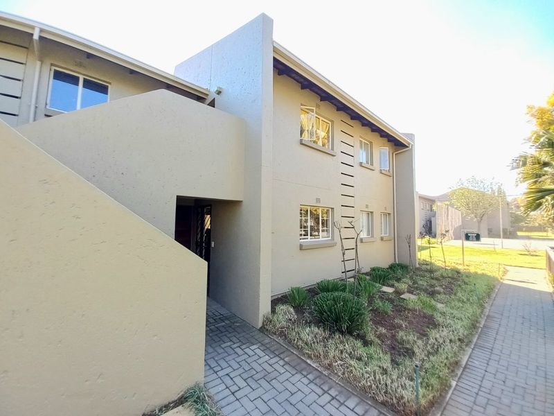 Stylish 2-Bedroom Upstairs Apartment in Sought-After Eden Glen with Scenic Balcony and Top-Tier Lifestyle Amenities! - Photo 2