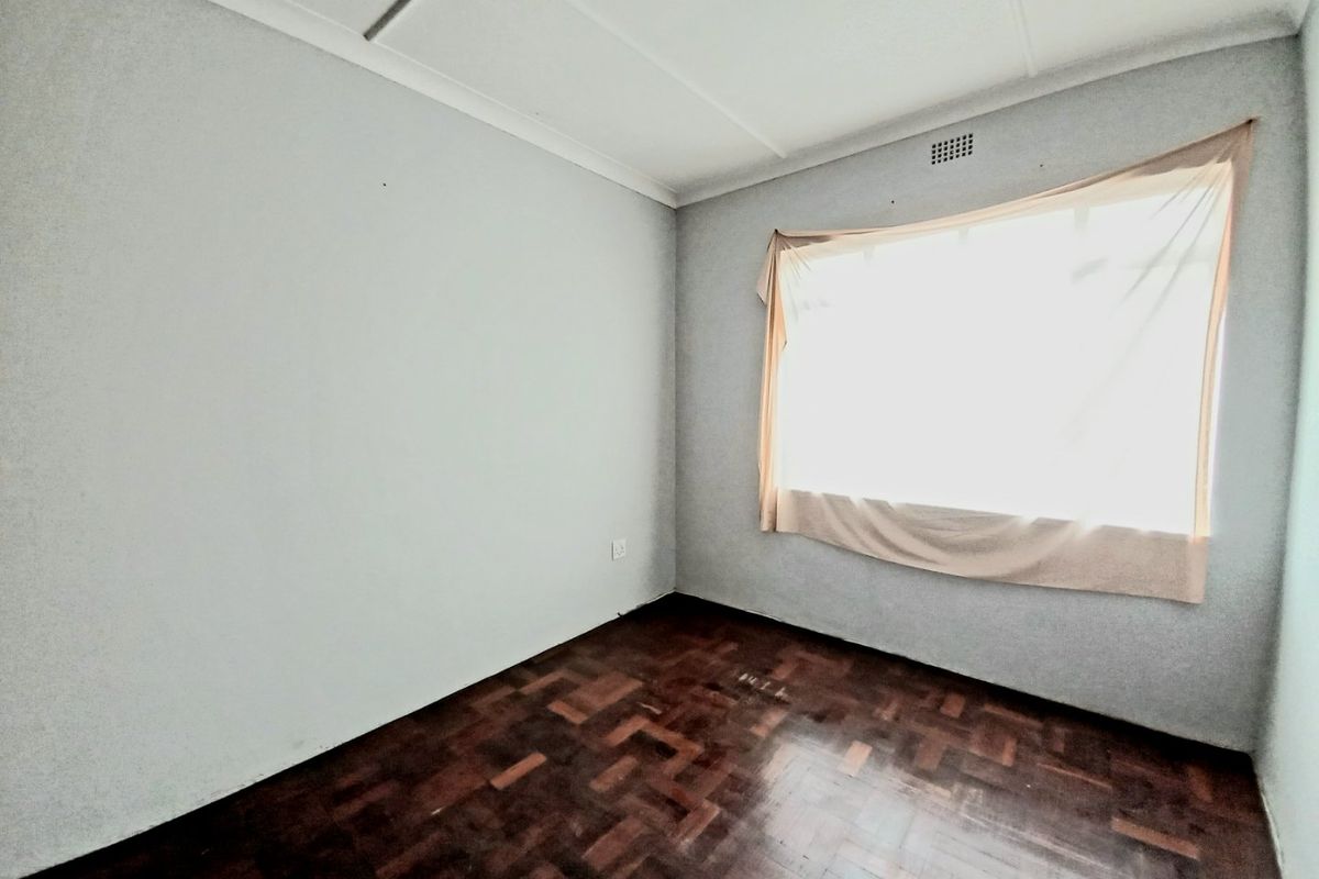 Charming 2-Bedroom First-Floor Unit with Study Nook, Enclosed Balcony, and Prepaid Electricity—Perfect for the Pre-Qualified Buyer! - Photo 5