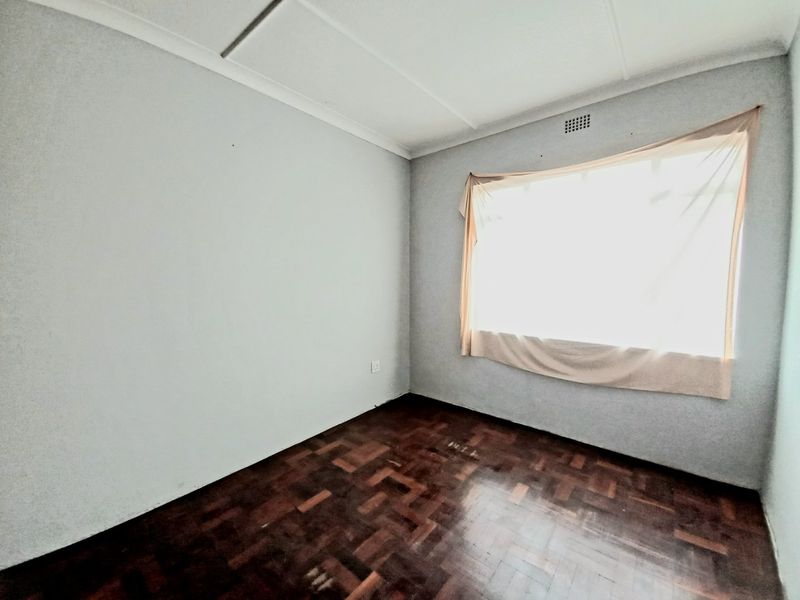 Charming 2-Bedroom First-Floor Unit with Study Nook, Enclosed Balcony, and Prepaid Electricity—Perfect for the Pre-Qualified Buyer! - Photo 5