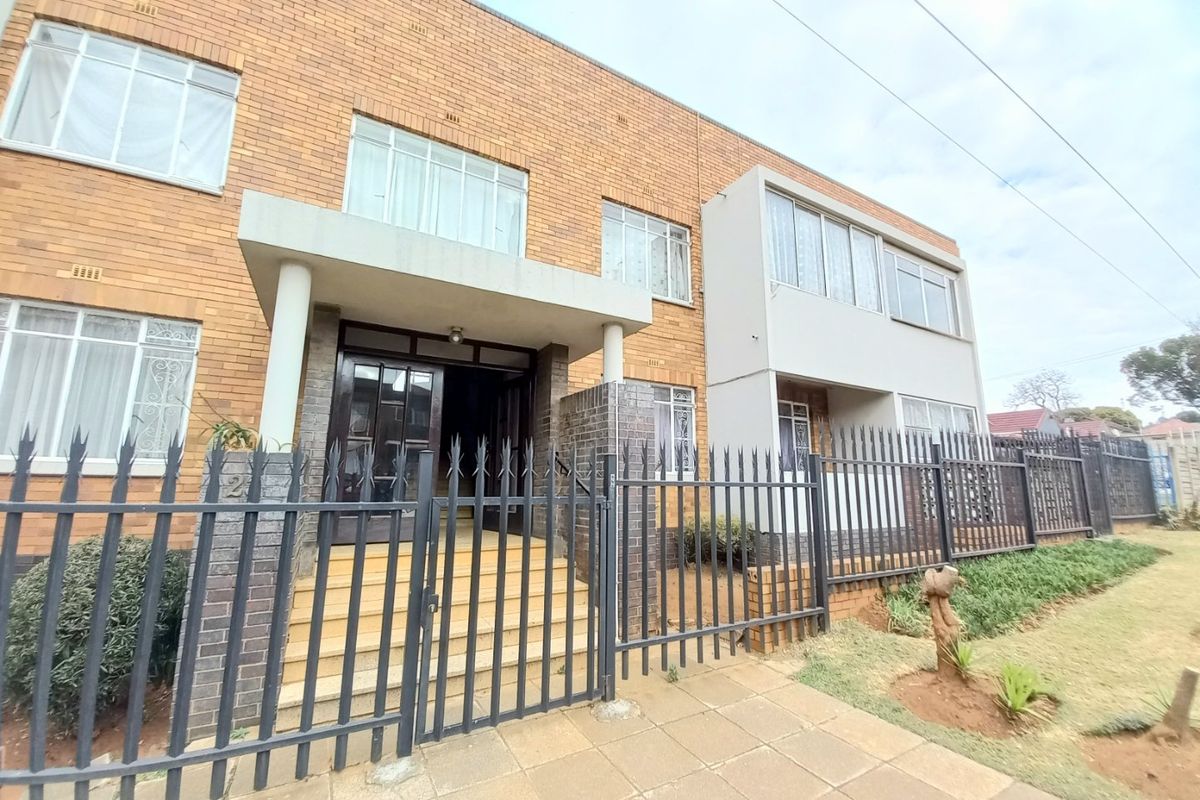 Charming 2-Bedroom First-Floor Unit with Study Nook, Enclosed Balcony, and Prepaid Electricity—Perfect for the Pre-Qualified Buyer! - Photo 2