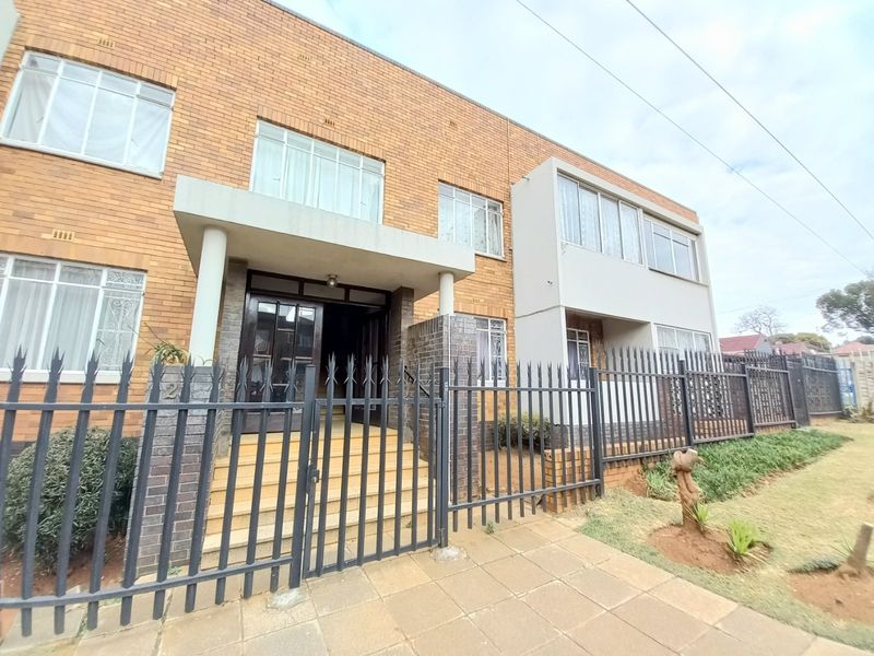 Charming 2-Bedroom First-Floor Unit with Study Nook, Enclosed Balcony, and Prepaid Electricity—Perfect for the Pre-Qualified Buyer! - Photo 2