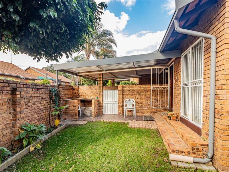 Comfortable Three-Bedroom Home with Carports - Photo 3