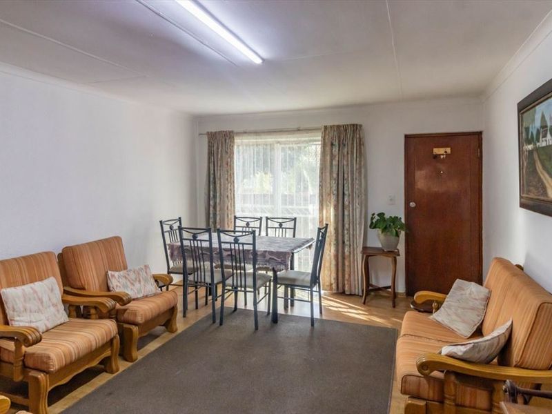 Comfortable Three-Bedroom Home with Carports - Photo 2