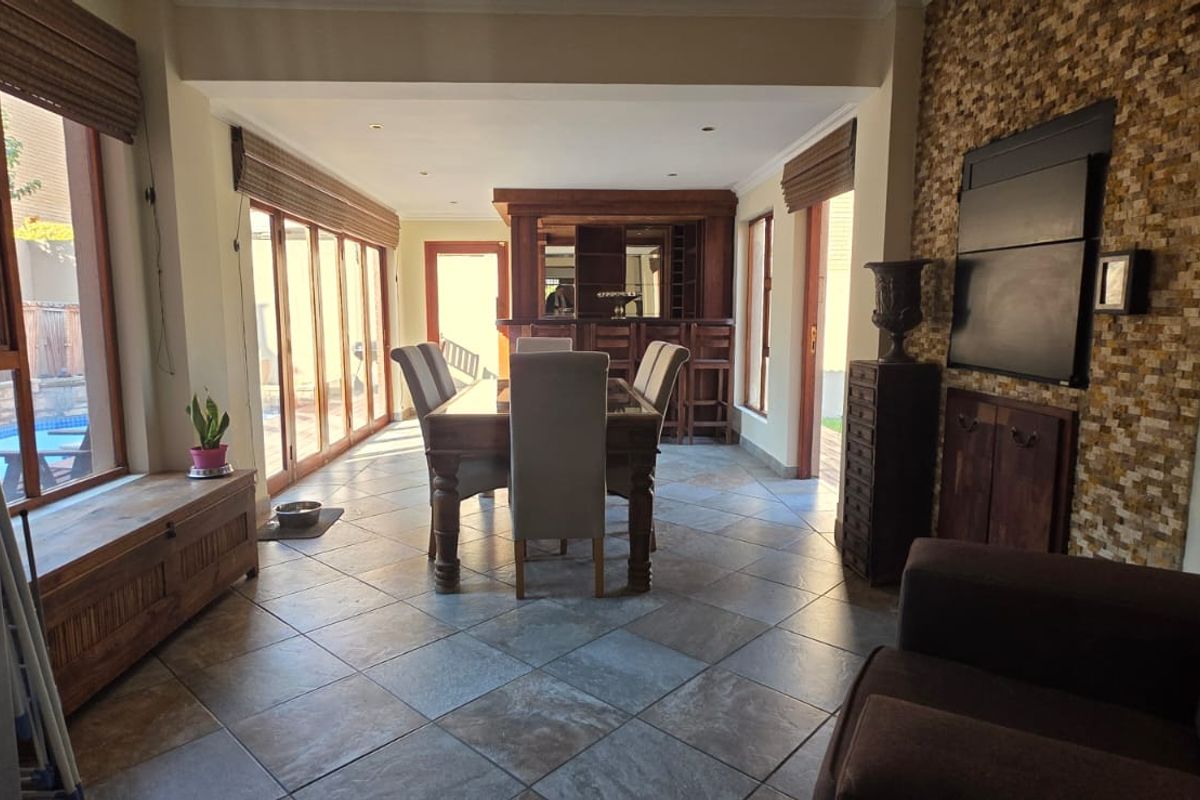 Stunning Freestanding Cluster in Exclusive Estate - Photo 4