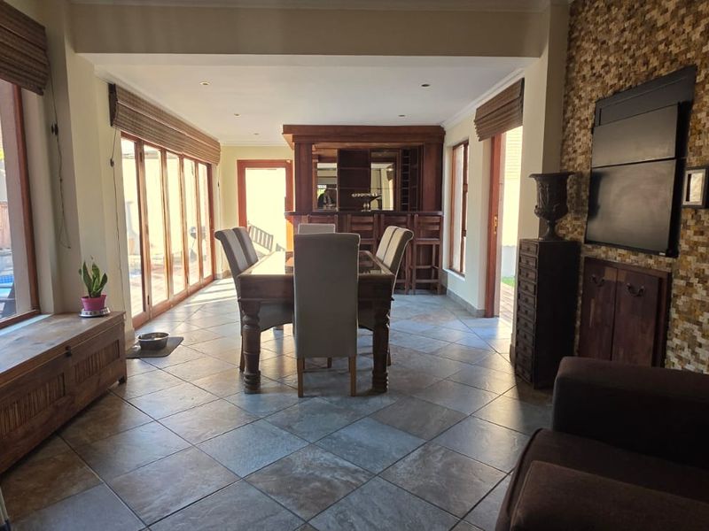 Stunning Freestanding Cluster in Exclusive Estate - Photo 4