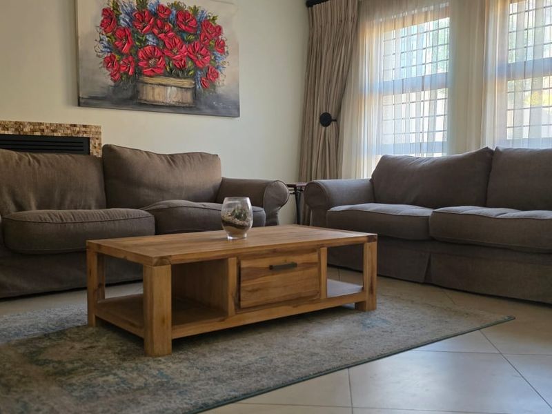 Stunning Freestanding Cluster in Exclusive Estate - Photo 8