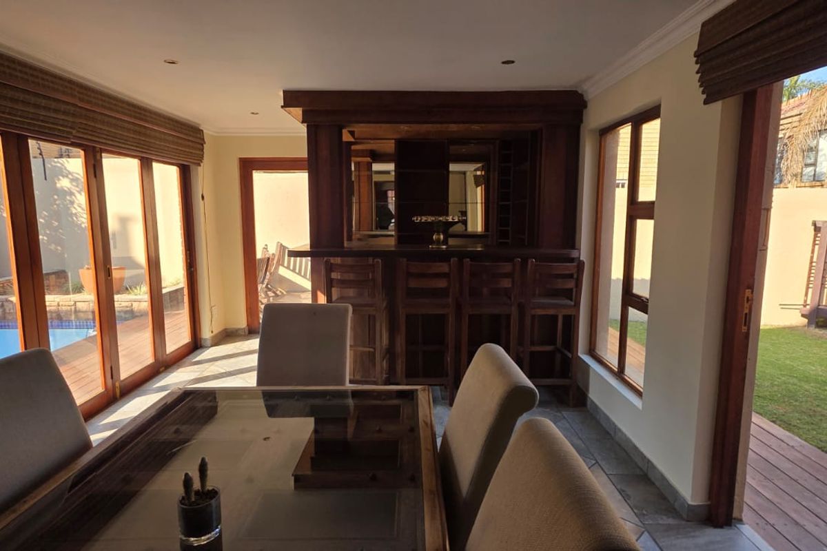 Stunning Freestanding Cluster in Exclusive Estate - Photo 5