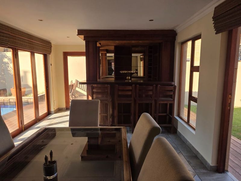 Stunning Freestanding Cluster in Exclusive Estate - Photo 5