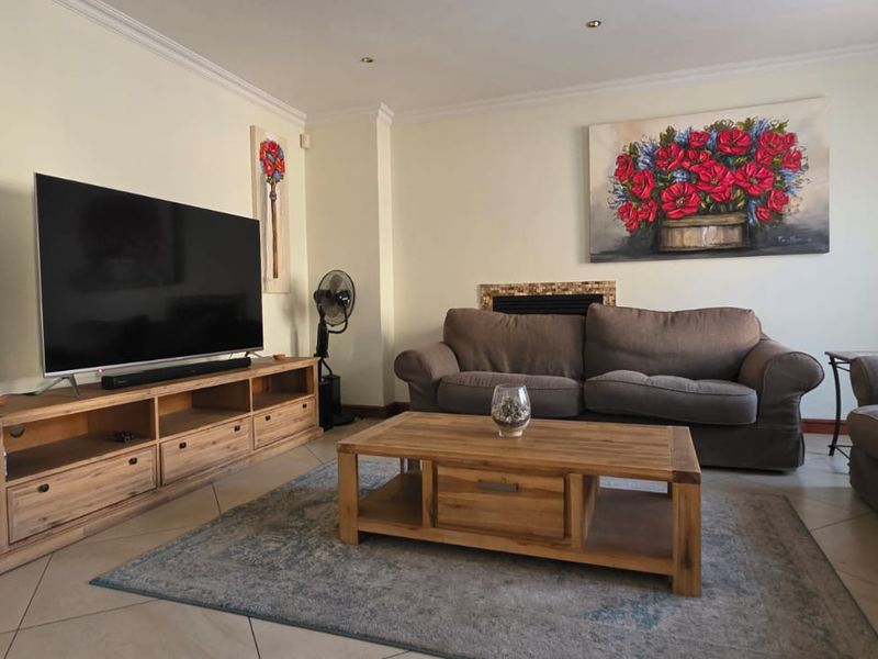 Stunning Freestanding Cluster in Exclusive Estate - Photo 7