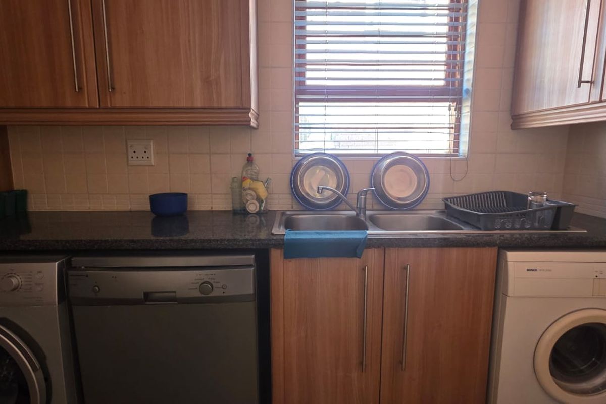 Stunning Freestanding Cluster in Exclusive Estate - Photo 3