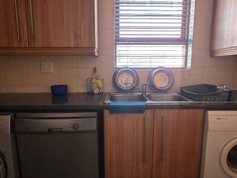 Stunning Freestanding Cluster in Exclusive Estate - Photo 3