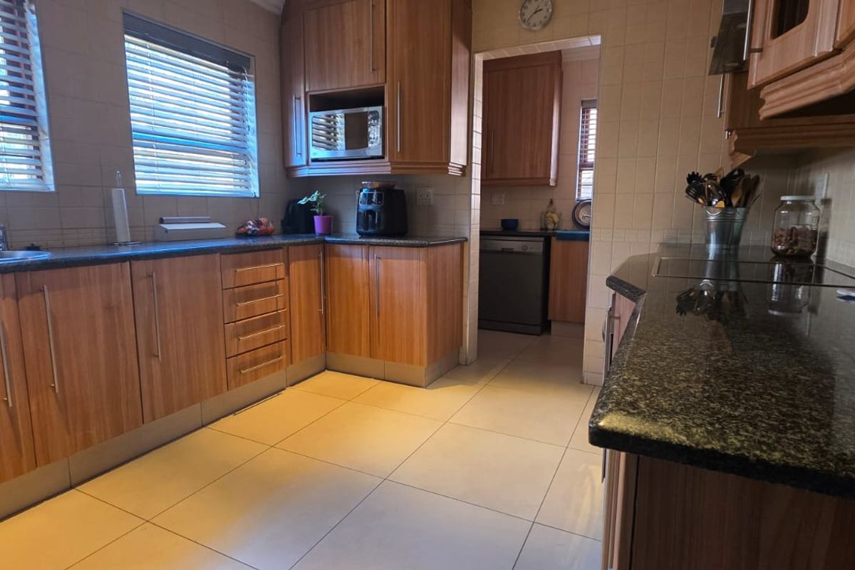 Stunning Freestanding Cluster in Exclusive Estate - Photo 2