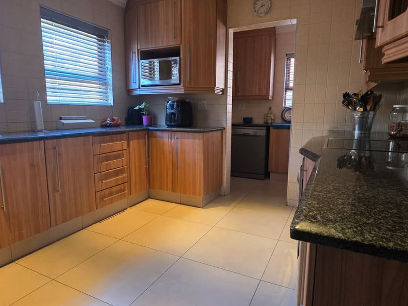 Stunning Freestanding Cluster in Exclusive Estate - Photo 2