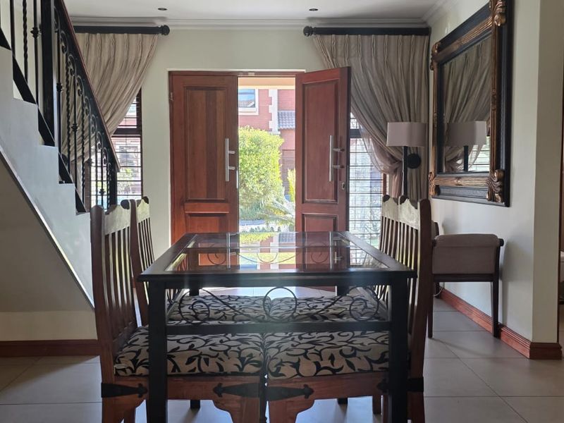 Stunning Freestanding Cluster in Exclusive Estate - Photo 6