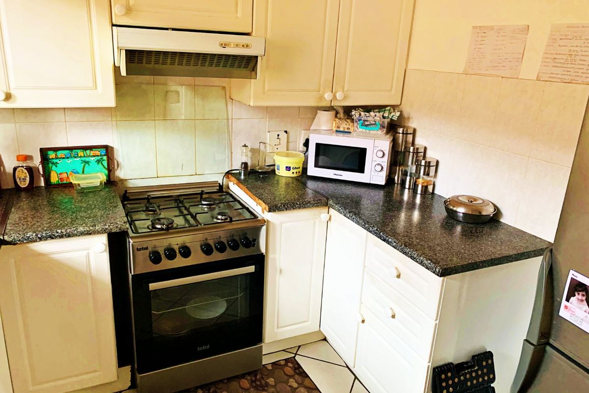GROUND FLOOR 2-BEDROOM UNIT WITH PRIVATE GARDEN IN SOUGHT-AFTER CRYSTAL GARDENS, AMBERFIELD! - Photo 4