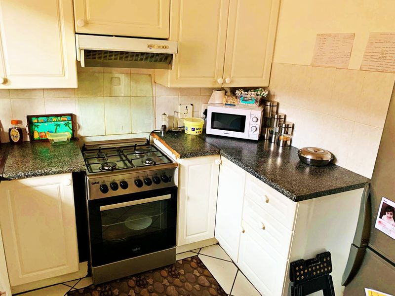 GROUND FLOOR 2-BEDROOM UNIT WITH PRIVATE GARDEN IN SOUGHT-AFTER CRYSTAL GARDENS, AMBERFIELD! - Photo 4