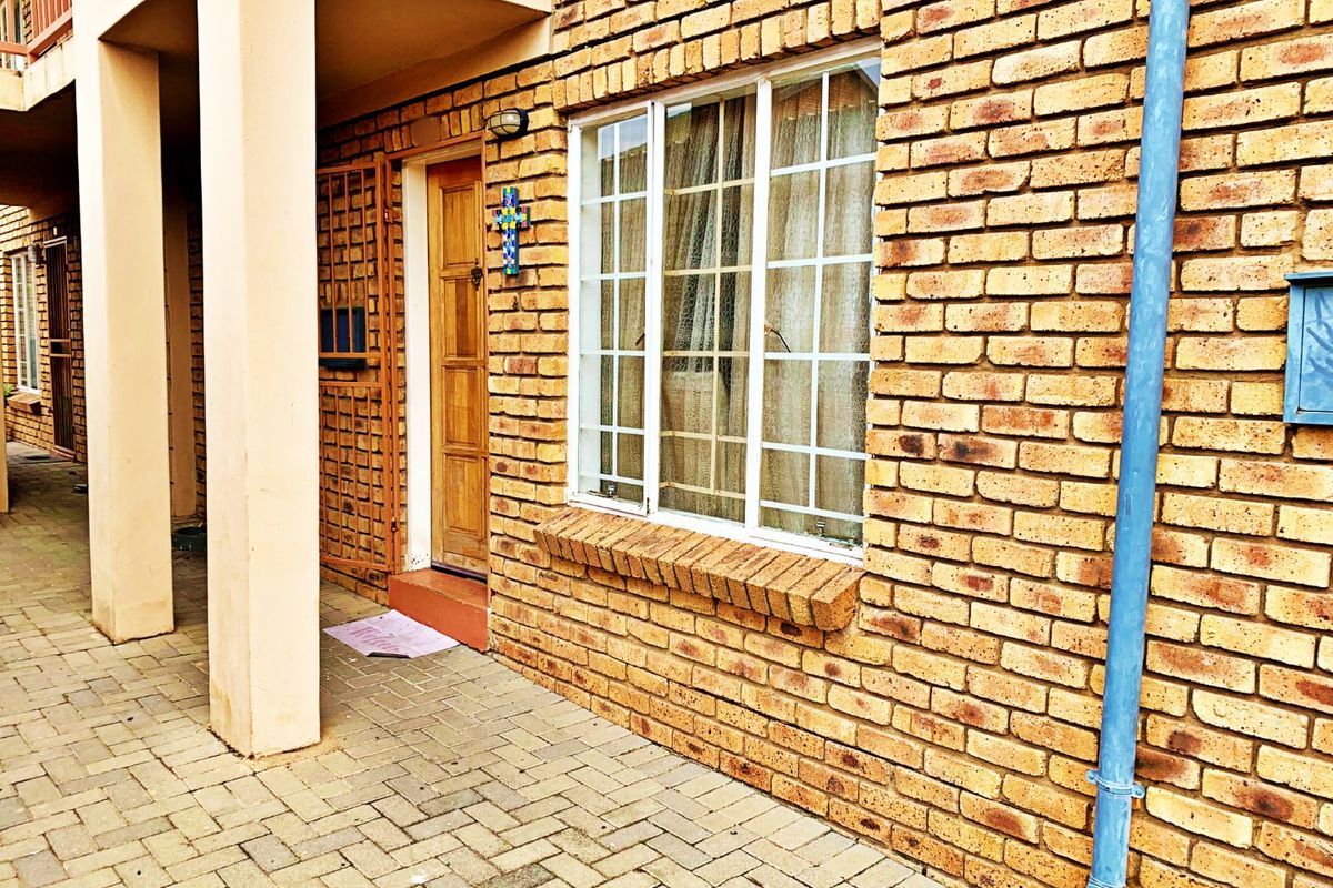 GROUND FLOOR 2-BEDROOM UNIT WITH PRIVATE GARDEN IN SOUGHT-AFTER CRYSTAL GARDENS, AMBERFIELD! - Photo 2