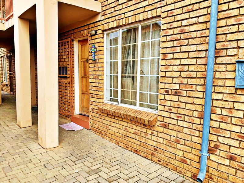 GROUND FLOOR 2-BEDROOM UNIT WITH PRIVATE GARDEN IN SOUGHT-AFTER CRYSTAL GARDENS, AMBERFIELD! - Photo 2
