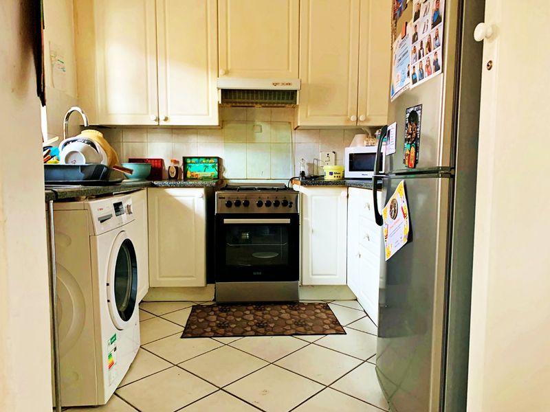 GROUND FLOOR 2-BEDROOM UNIT WITH PRIVATE GARDEN IN SOUGHT-AFTER CRYSTAL GARDENS, AMBERFIELD! - Photo 3