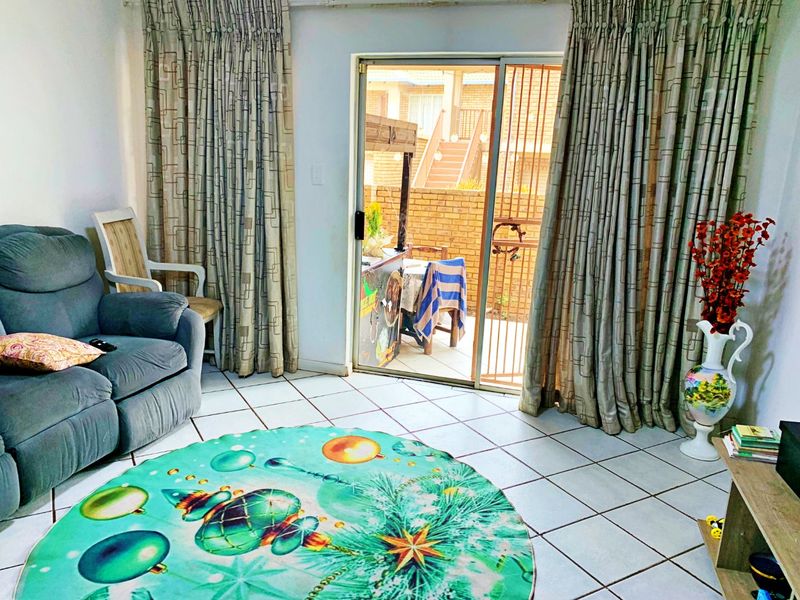 GROUND FLOOR 2-BEDROOM UNIT WITH PRIVATE GARDEN IN SOUGHT-AFTER CRYSTAL GARDENS, AMBERFIELD! - Photo 9