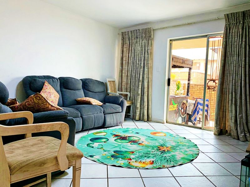 GROUND FLOOR 2-BEDROOM UNIT WITH PRIVATE GARDEN IN SOUGHT-AFTER CRYSTAL GARDENS, AMBERFIELD! - Photo 7