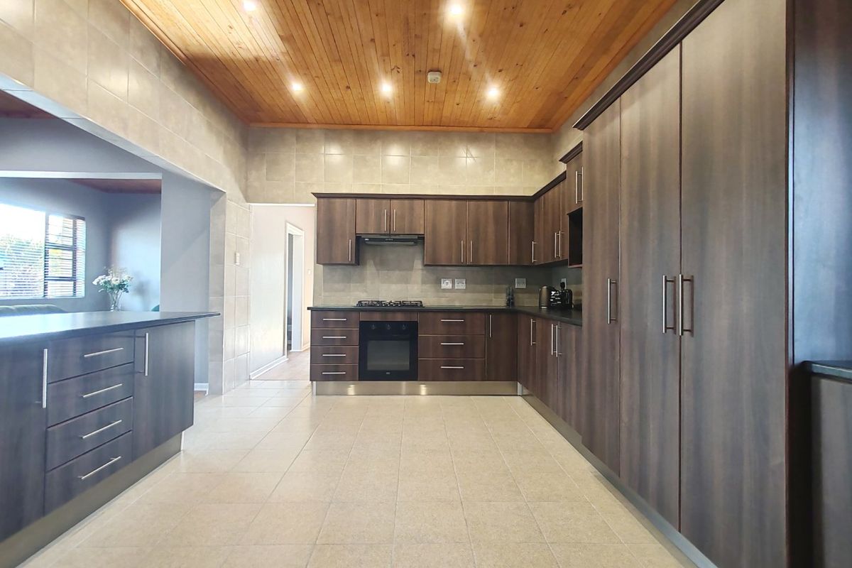 Stunning Multi-Functional Family Home with Flatlet and Workshop - Photo 3