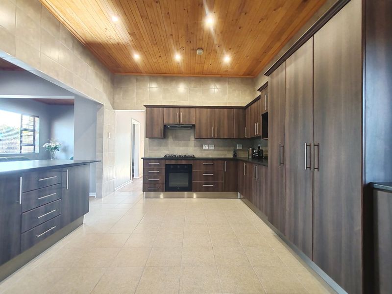 Stunning Multi-Functional Family Home with Flatlet and Workshop - Photo 3