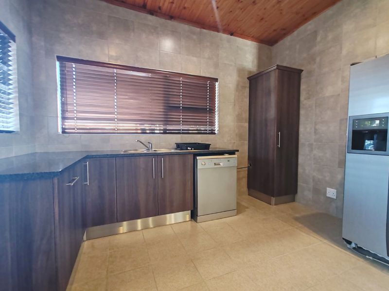 Stunning Multi-Functional Family Home with Flatlet and Workshop - Photo 9