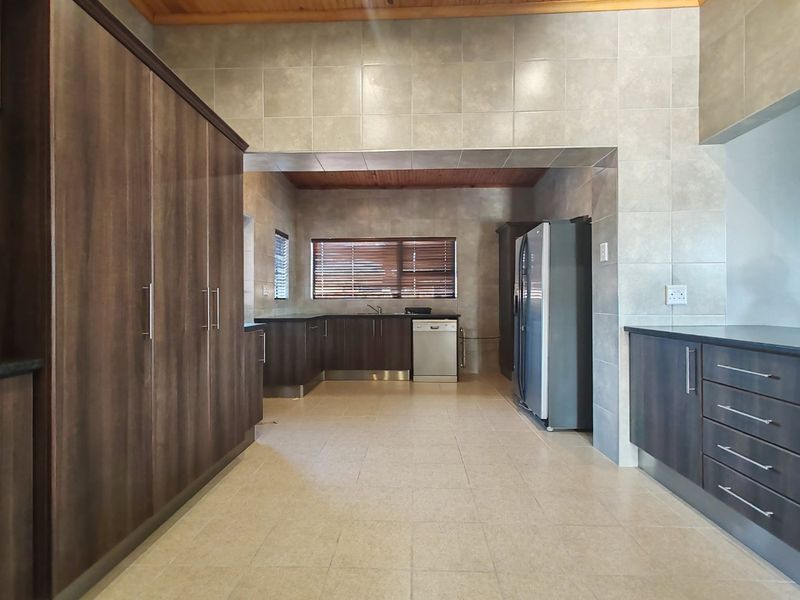 Stunning Multi-Functional Family Home with Flatlet and Workshop - Photo 7