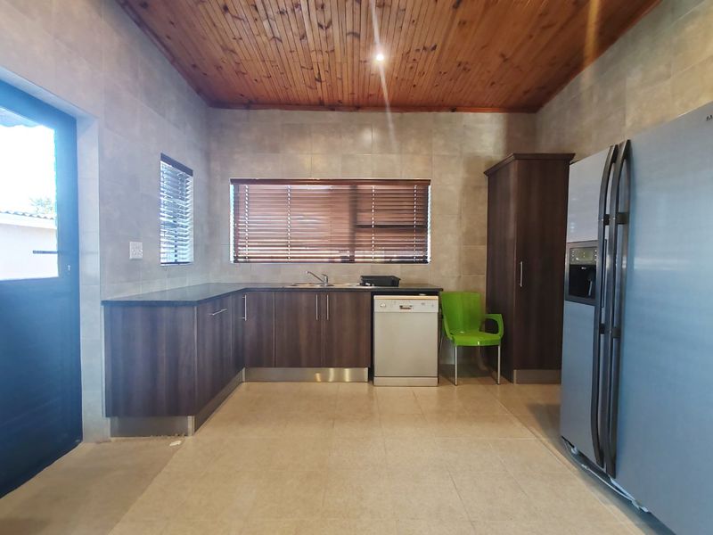 Stunning Multi-Functional Family Home with Flatlet and Workshop - Photo 8