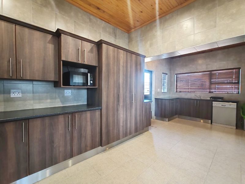 Stunning Multi-Functional Family Home with Flatlet and Workshop - Photo 6