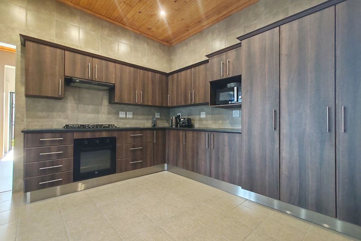 Stunning Multi-Functional Family Home with Flatlet and Workshop - Photo 4