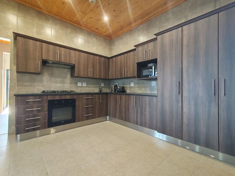 Stunning Multi-Functional Family Home with Flatlet and Workshop - Photo 4