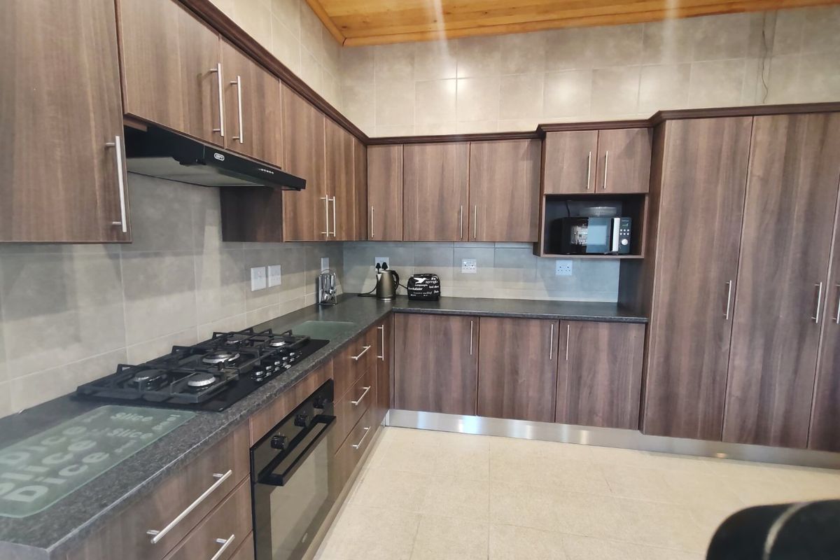 Stunning Multi-Functional Family Home with Flatlet and Workshop - Photo 5