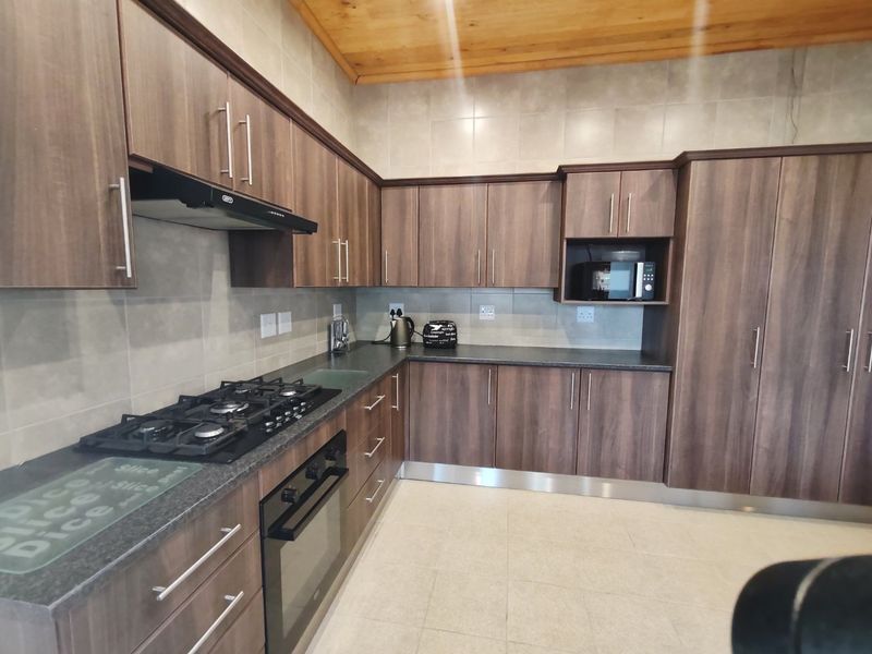 Stunning Multi-Functional Family Home with Flatlet and Workshop - Photo 5