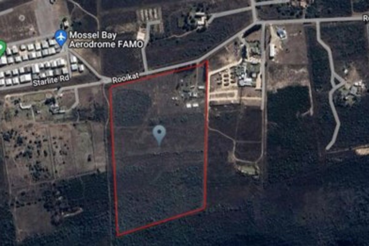 Aerial view of a large vacant residential plot outlined in red, situated near the Mossel Bay Aerodrome.
