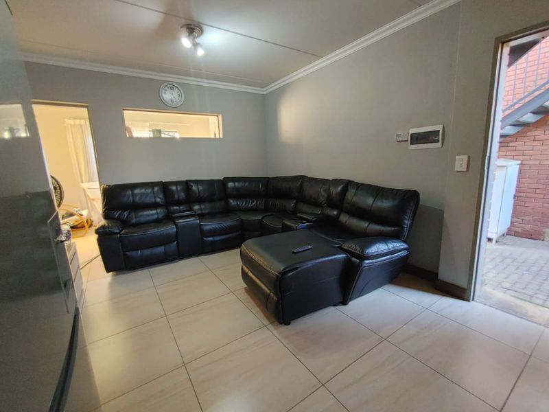 Ground Floor 2-Bedroom Unit with Private Garden & Indoor Braai – Family-Friendly Living! - Photo 4